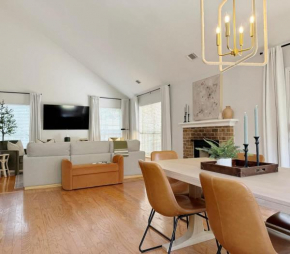 Charming Cottage for Family and Dogs near Beach & City